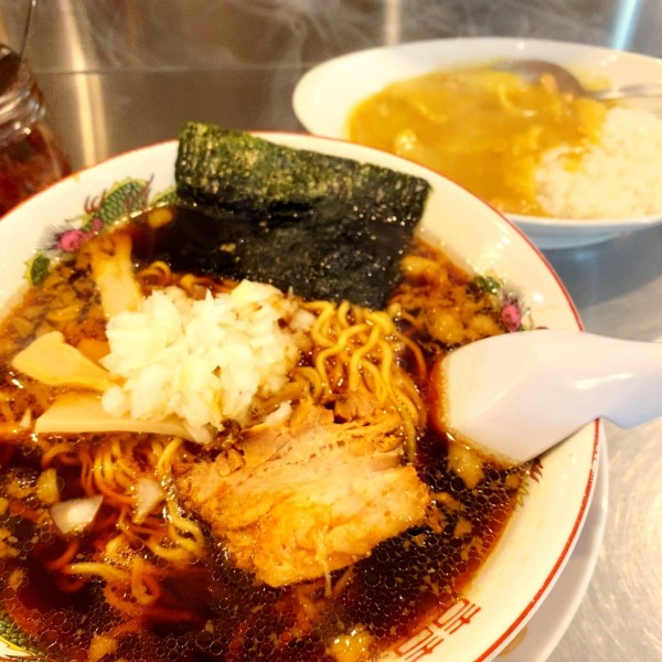 「竹岡式ラーメンと黄色いカレー（半）」@まる竹の写真