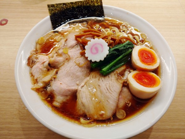 「味玉醤油半チャーシューメン（1,050円）」@長岡食堂 東京ラーメン横丁店の写真