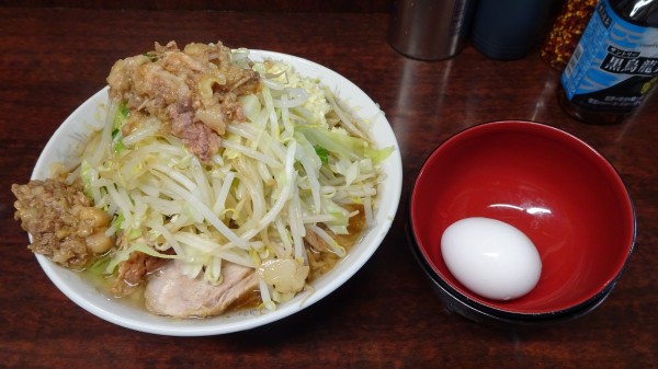 「小ラーメン（800円）＋生たまご（50円）野菜ニンニクアブラ」@ラーメン二郎 めじろ台店の写真