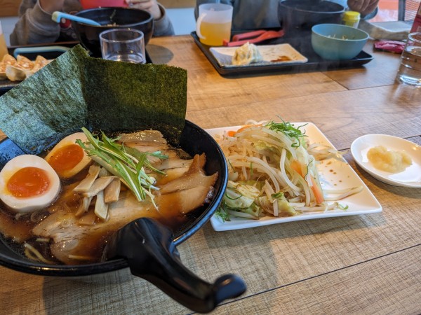 「特製醤油らーめん+野菜+ニンニク」@ラーメン 一笑の写真