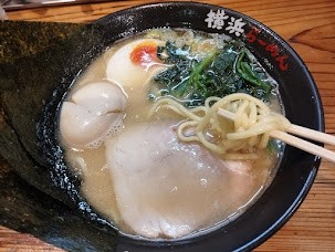 「らーめん(830)＋われ玉子(50)」@壱八家 戸塚店の写真