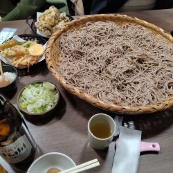 名代盆ざる蕎麦一升盛¥4400+舞茸·野菜天+辛味大根+大瓶