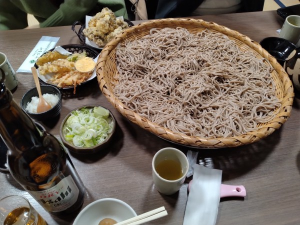 「名代盆ざる蕎麦一升盛¥4400+舞茸·野菜天+辛味大根+大瓶」@いづるやの写真