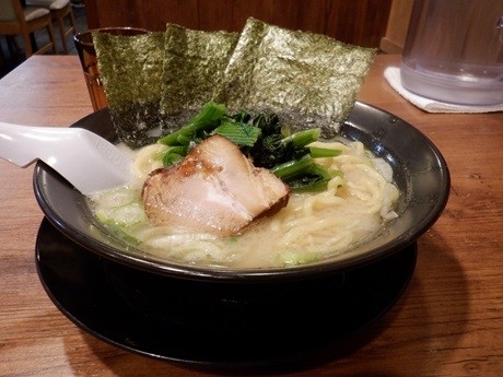 「塩豚骨ラーメン」@横浜家系ラーメン 本郷家の写真