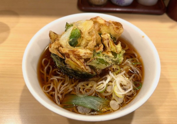 「青森県産ほたてと長ねぎのかき揚げそば(640円)」@いろり庵きらく 柏3・4番線ホーム店の写真