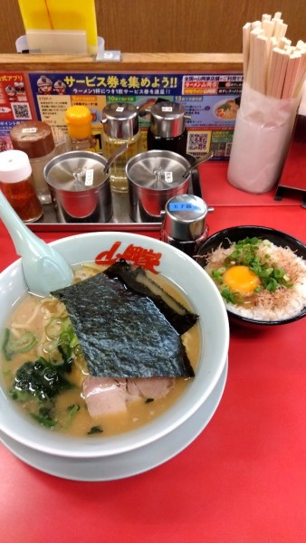 「醤油ラーメン+玉子かけご飯」@ラーメン山岡家 千葉鎌ヶ谷店の写真