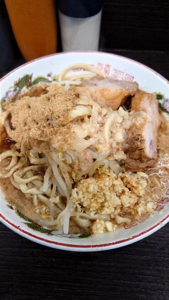 「ラーメン＋魚粉　950円」@ラーメン二郎 川越店の写真