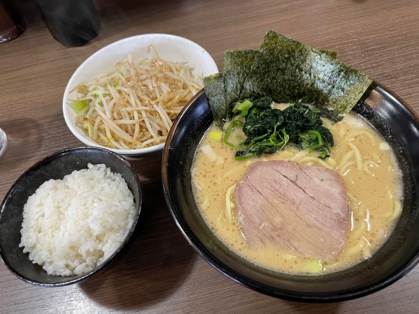 「ラーメン 醤油 もやきゃべ 小ライス」@横浜家系ラーメン 大吟豚 小松店の写真