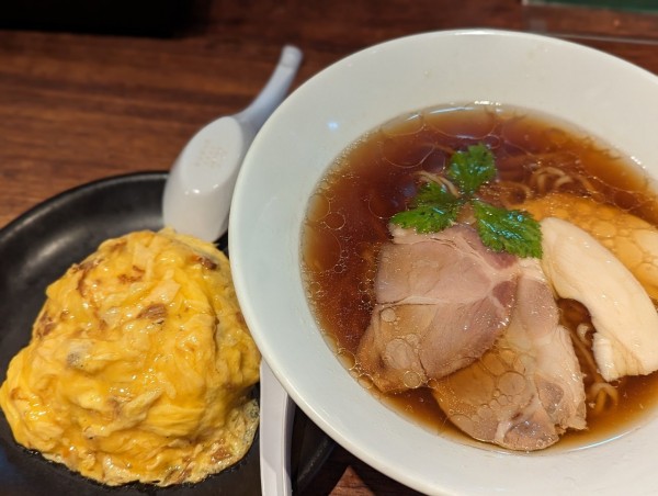 「丸鶏醤油半オムチャセット」@らーめん餃子専門店 まんねん 心斎橋店の写真