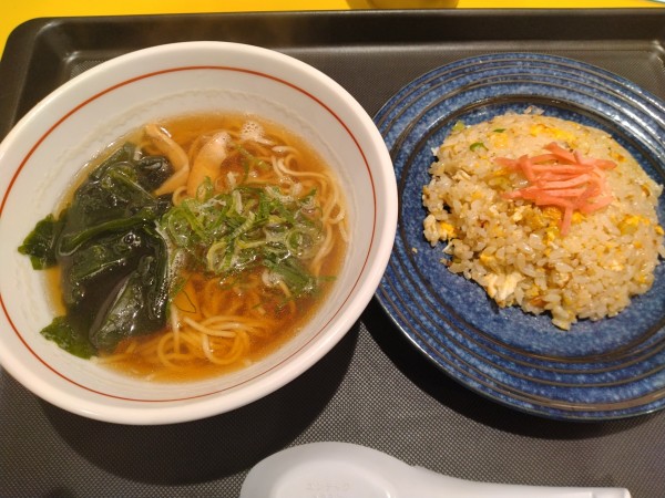 「半ラーメン半チャーハン」@松軒中華食堂 狛江店の写真