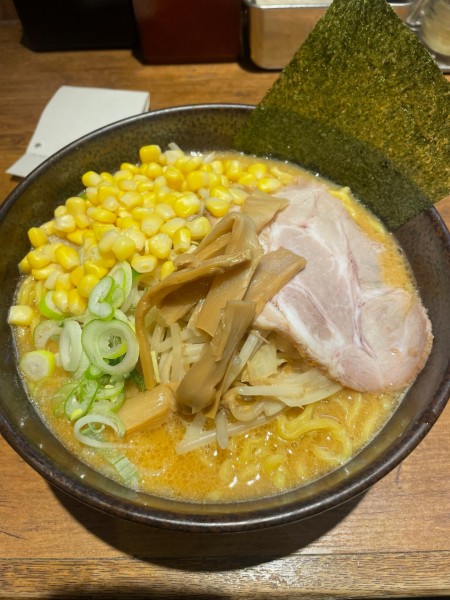 「味噌ラーメン(大盛)+コーン」@北海道らーめん 楓 横浜西口店の写真