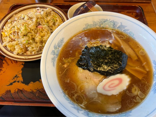 「らーめん 半チャーハン」@割烹・定食 さがらの写真