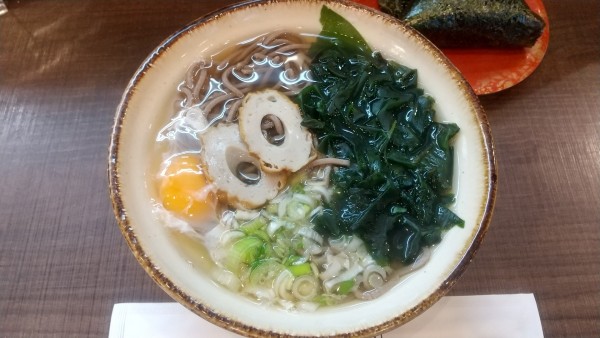 「わかめそば500円、玉子120円」@砂丘そばの写真