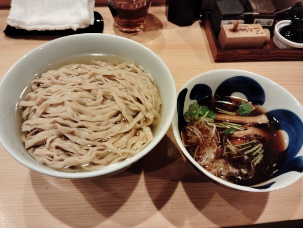 「つけ麺　　大盛り　　手揉み平打ち　　1250円」@自家製麺 ロビンソンの写真