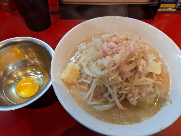 「ミニラーメン（ニンニク少なめ、アブラ）+生卵」@ラーメン ヨシトミの写真