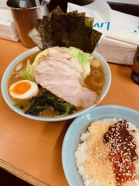「特製（並）850円 キャベツ100円 無料ライス」@横浜らーめん 武蔵家 綾瀬店の写真