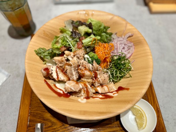 「グリルチキンのまぜそば 白790円税込869円オープン価格」@まぜそば ごち麺 赤坂見附店の写真