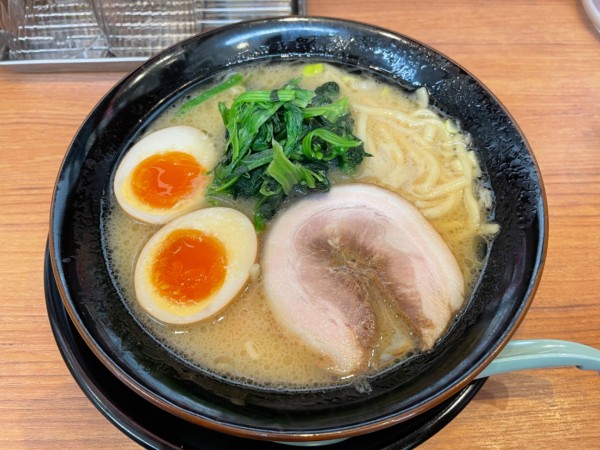 「醤油ラーメン＋煮卵」@横浜家系ラーメン 壱角家 小山雨ヶ谷店の写真