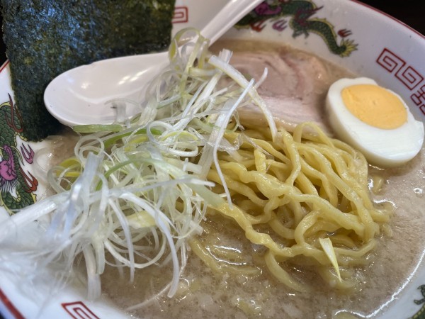 「豚骨醤油ラーメン750円」@岡ちゃんラーメンの写真