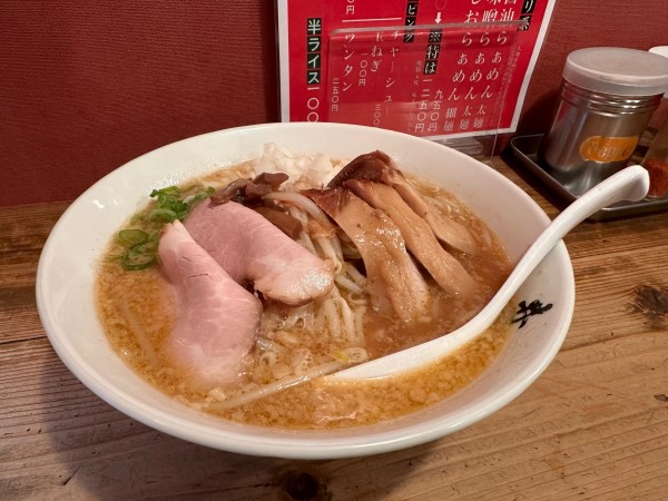 「背脂味噌らぁめん＋豚とろ肉」@井田商店の写真