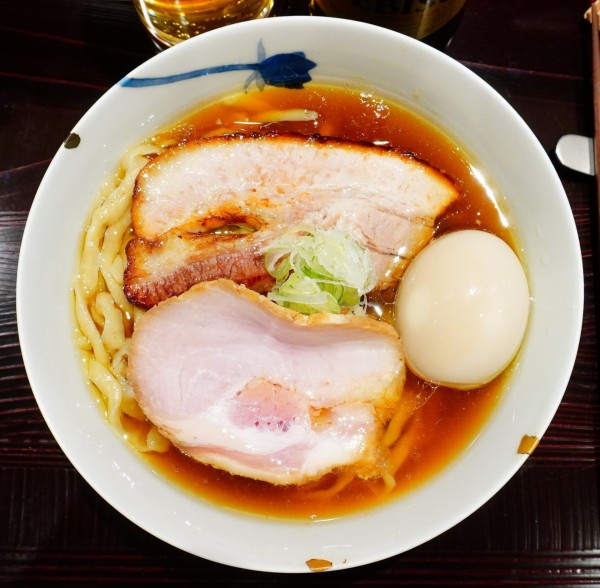 「醤油（中太手もみ麺）＋味玉＋エビスビール（中瓶）」@麺 みつヰの写真