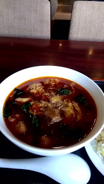 「麻辣牛肉麺（半チャーハンとのランチセットで９８０円）」@餃子酒場の写真