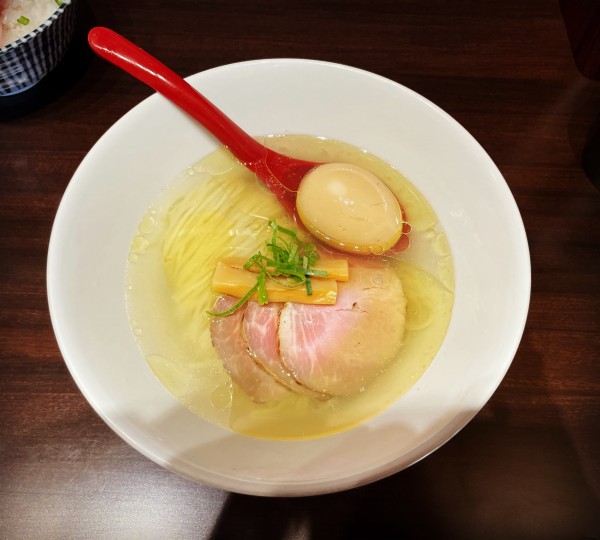 「名古屋コーチンの炙り肉中華そば(塩)」@寿製麺 よしかわ 西台駅前店の写真