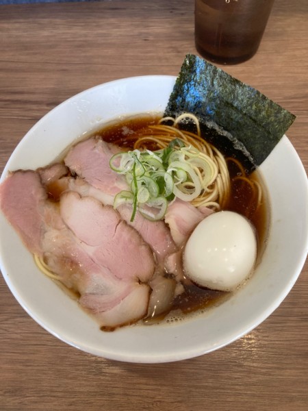 「味玉　初代煮干中華そば（黒）」@煮干拉麺 小烏丸 問屋町店の写真