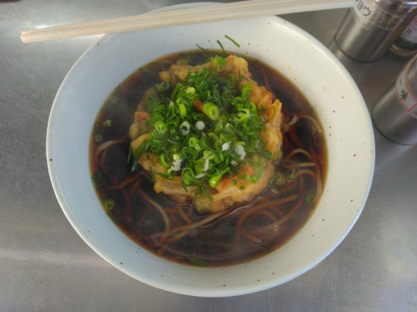 「ワンコインかき揚げそば500円」@富士見そば 上りホーム店の写真