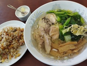 「ランチ 鶏肉塩ラーメンと半チャーハン(750)」@徐福苑の写真