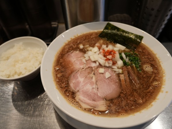 「背脂ジョニー＋小ライス」@麺屋 愛心 TOKYO 町屋店の写真