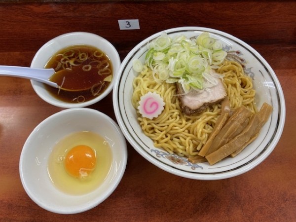 「油そば（大）＋生玉子＋ネギ盛（半分）＋スープ」@珍々亭の写真