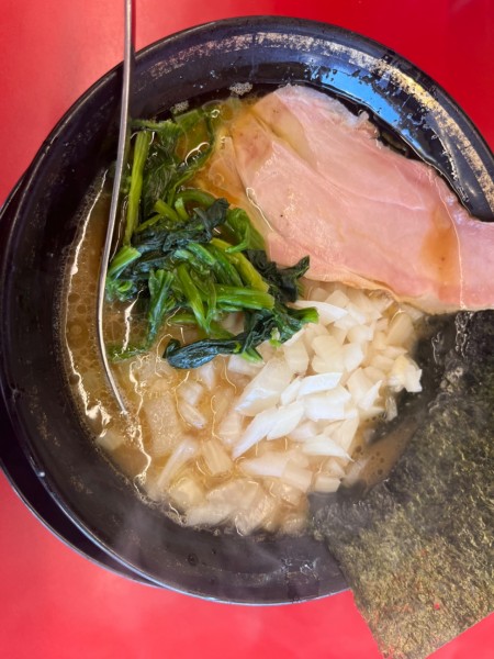 「ラーメン850円＋玉ネギ100円」@王道家直伝 との丸家 八潮店の写真