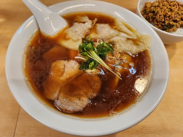 「海老ワンタン醤油　本日の肉飯」@手打ち麺処 好き酒師の写真
