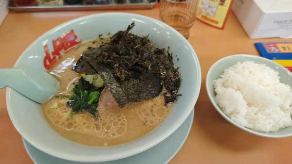 「醤油ラーメン+黒バラ+小ライス」@ラーメン山岡家 佐野店の写真