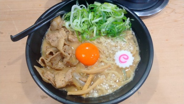 「肉玉そば（大）背脂　LINE特典ネギ増し　サービスご飯」@肉玉そばおとど 新宿2丁目店の写真