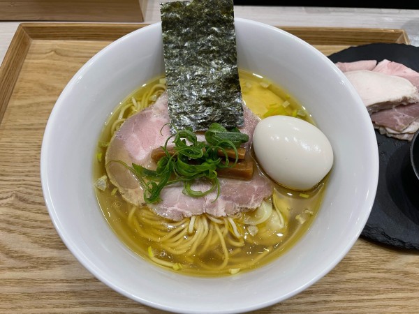 「地鶏醤油・白」@Ramen  Suzurunの写真