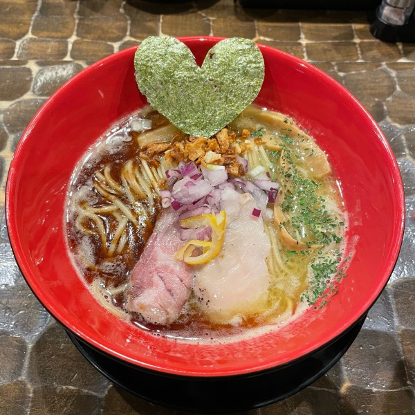 「黒純鶏そば+和え玉 (煮干し)」@特級鶏蕎麦 龍介の写真