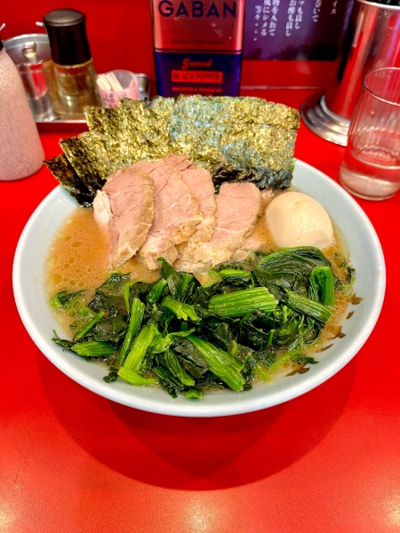 「チャーシュー麺中【TP】味玉、ほうれん草、海苔」@横浜ラーメン おか本の写真