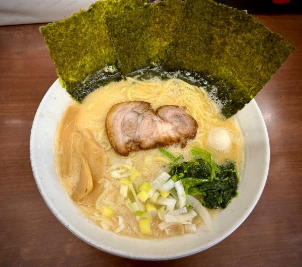 「塩豚骨ラーメン(770¥)大盛サービス」@横濱家系ラーメン 川壱やの写真