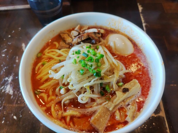 「辛味噌ラーメン大　味玉」@麺屋 茅根の写真