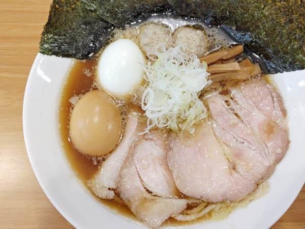 「全部のせ醤油らーめん＋塩たまご」@しののめヌードルの写真