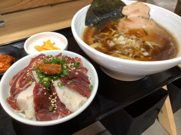 「ラーメン&ミニ馬刺し丼セット（清正ver.）　1880円」@よかもん市場食堂の写真