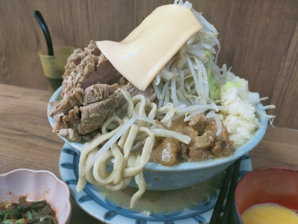 「大W・にらキムチ・生卵・チーズ（麺硬め・全マシマシ）」@ラーメン二郎 池袋東口店の写真