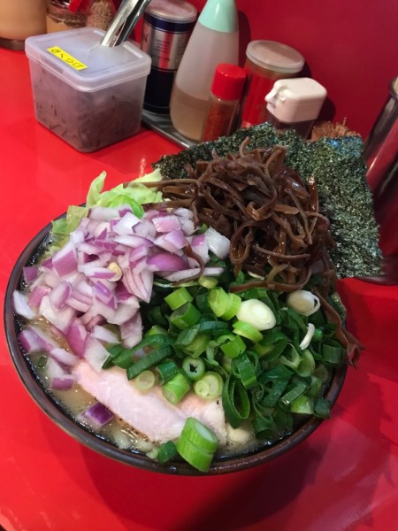「ラーメン＋キャベツ＋九条ねぎ＋むらさきたまねぎW1,000円」@どんとこい家の写真