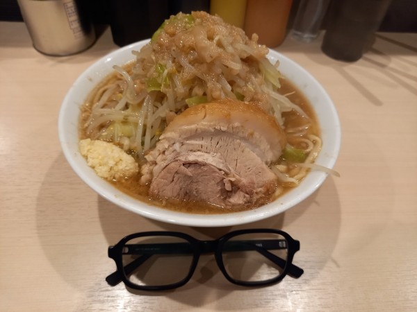 「ラーメン小(野菜・アブラ増し・にんにく少し)」@鷹の目 蒲田店の写真