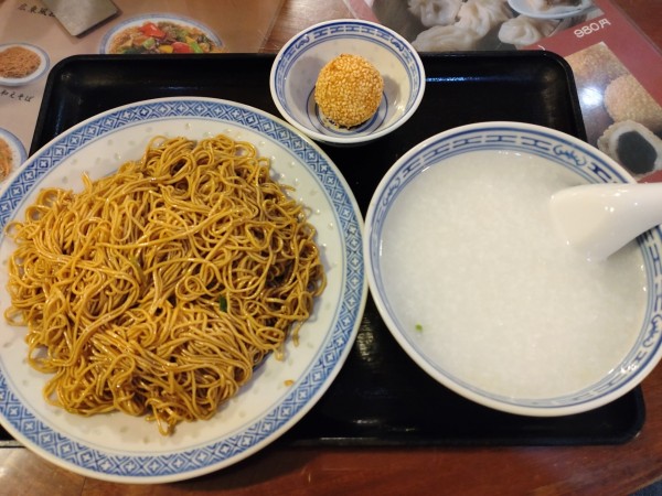 「２ カキソース和えそばとエビ入りおかゆ　９５０円　※」@嘉賓の写真