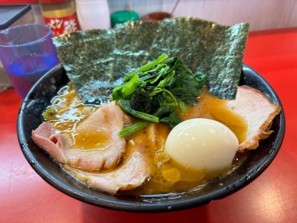 「チャーシュー麺濃いめ、白玉」@家系総本山 ラーメン吉村家の写真