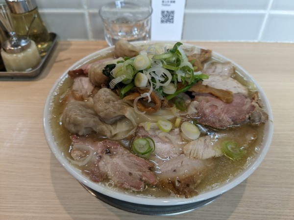 「チャーシュワンタン麺（塩）1500円 大盛100円」@桜上水 船越の写真