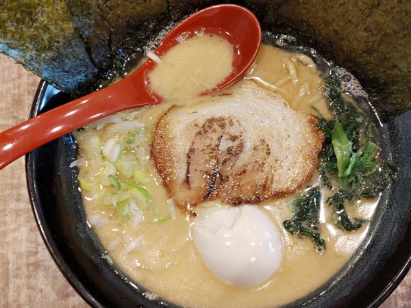 「醤油豚骨ラーメン＋のり＋味玉」@家系ラーメン ゆうぎ家の写真